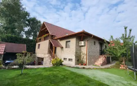 Eladó családi ház, Szigetszentmiklós 4+2 szoba 280 m² 129.9 M Ft