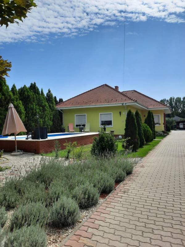 eladó újszerű családi ház, Bugyi